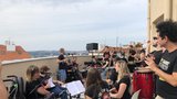 Koncert na střeše Nemocnice sv. Kříže na Žižkově: Po rekonstrukci to tu rozjela kapela z Jedličkova ústavu