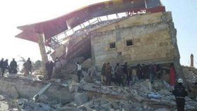 Hned dvě nemocnice byly v Sýrii v pondělí 15. února zasaženy bombami. Zemřelo minimálně 19 lidí.