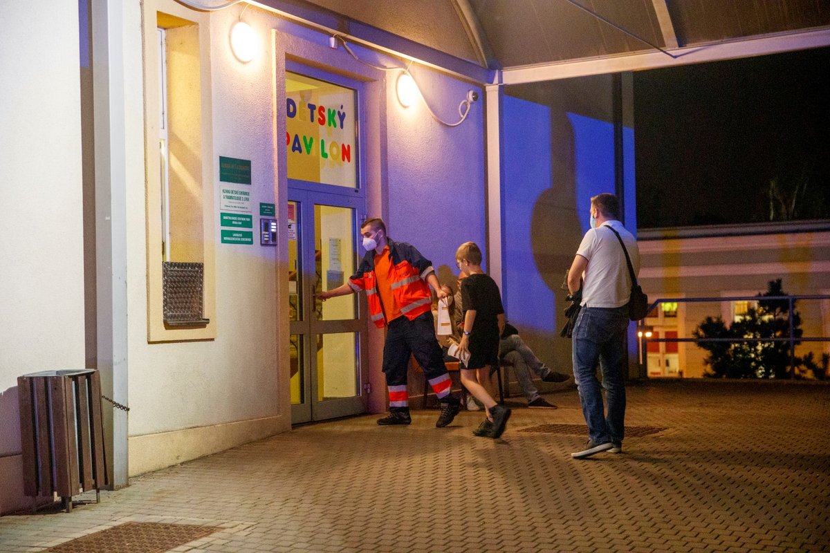 Děti z tábora na Plzeňsku rozvezli do pražských nemocnic.