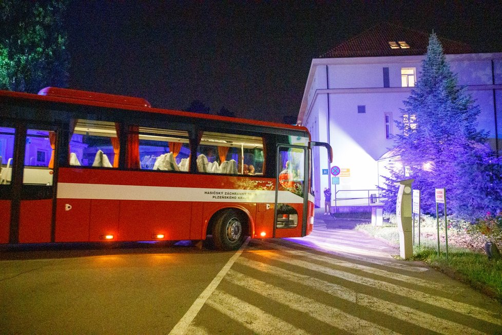 Děti z tábora na Plzeňsku rozvezli do pražských nemocnic.