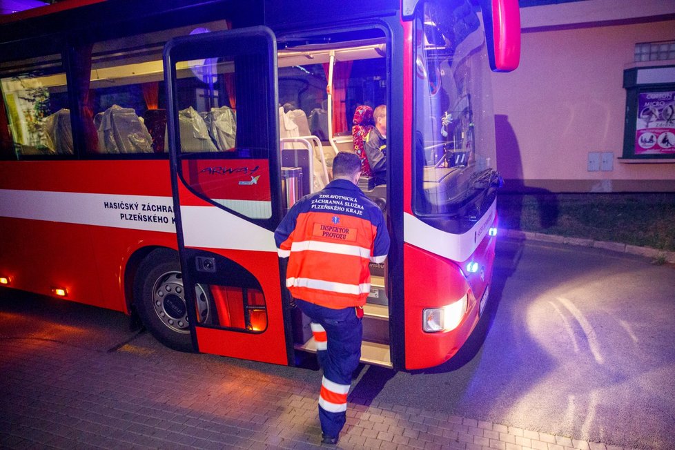 Děti z tábora na Plzeňsku rozvezli do pražských nemocnic.