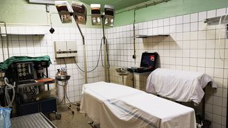 Pod pražskou nemocnicí je tajný protiatomový kryt i operační sály. Spali tu důchodci i opilí Holanďané