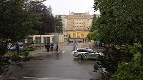 V areálu nemocnice v Třinci došlo ke střelbě.