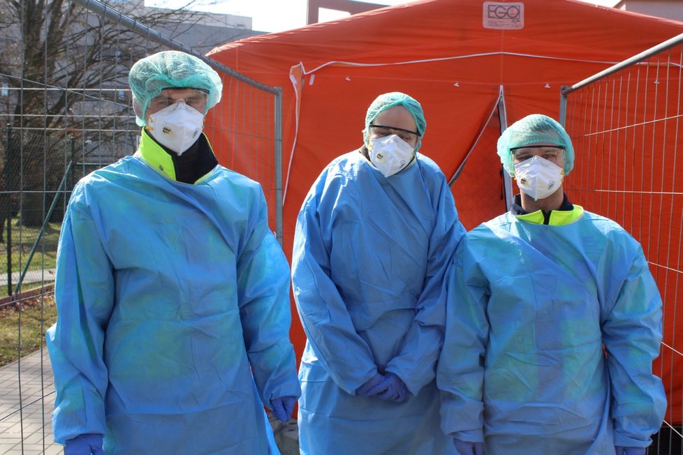 Nemocnice UH 2 - Uh. Hradiště - tři studentky pomáhají dobrovolně