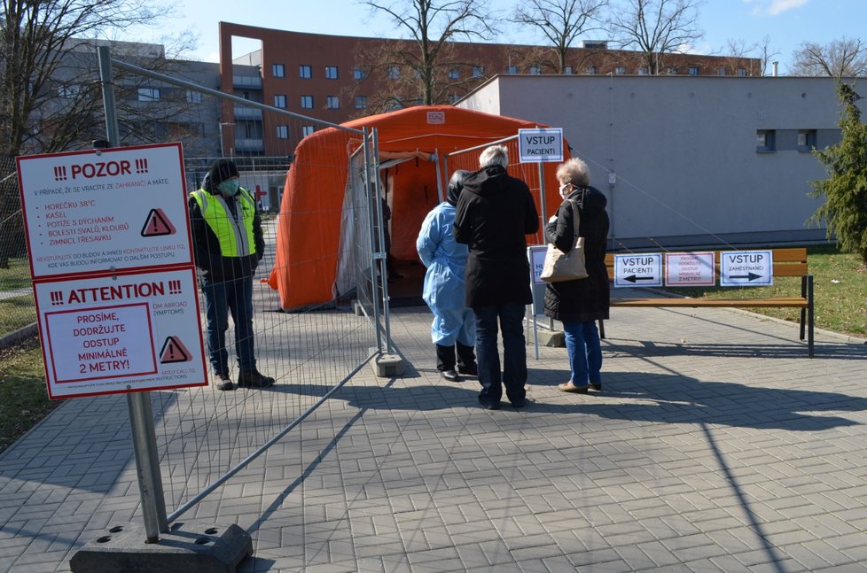 Nemocnice UH 2- Uh. Hradiště - tři studentky pomáhají dobrovolně.