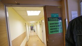 V neděli brali lidé vinohradskou nemocnici kvůli očkování doslova útokem. V pondělí byla situace o poznání klidnější.