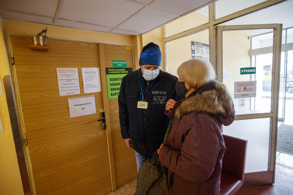 V neděli brali lidé vinohradskou nemocnici kvůli očkování doslova útokem. V pondělí byla situace o poznání klidnější.