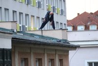 Muž na střeše Vinohradské nemocnice: Skoro čtyři hodiny ho policisté přemlouvali, ať jde dolů