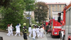 Evakuace ve Vinohradské nemocnici: Hasiči hasili požár v laboratoři