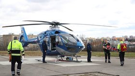 Zraněného muže transportoval do nemocnice vrtulník.