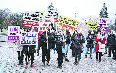 Naštvaní lidé z Orlové přijeli demonstrovat.