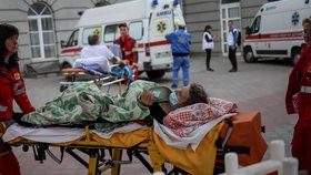 Ukrajinou projíždí nemocniční vlak, pomáhají i zahraniční zdravotníci