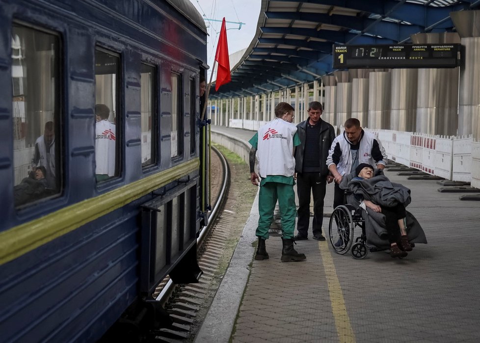 Ukrajinou projíždí nemocniční vlak, pomáhají i zahraniční zdravotníci