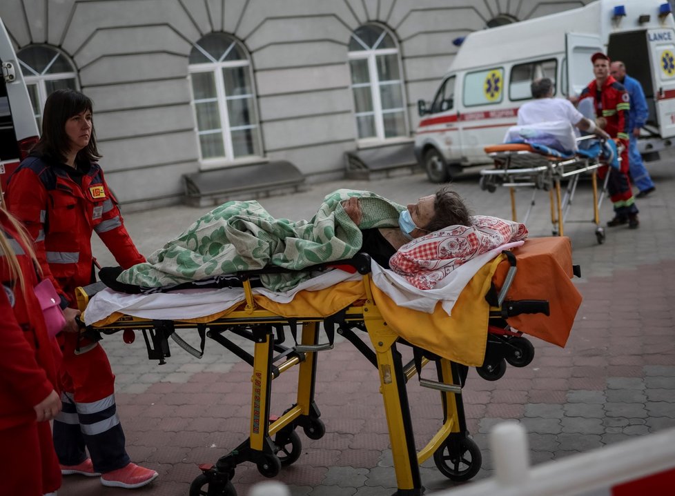 Ukrajinou projíždí nemocniční vlak, pomáhají i zahraniční zdravotníci.