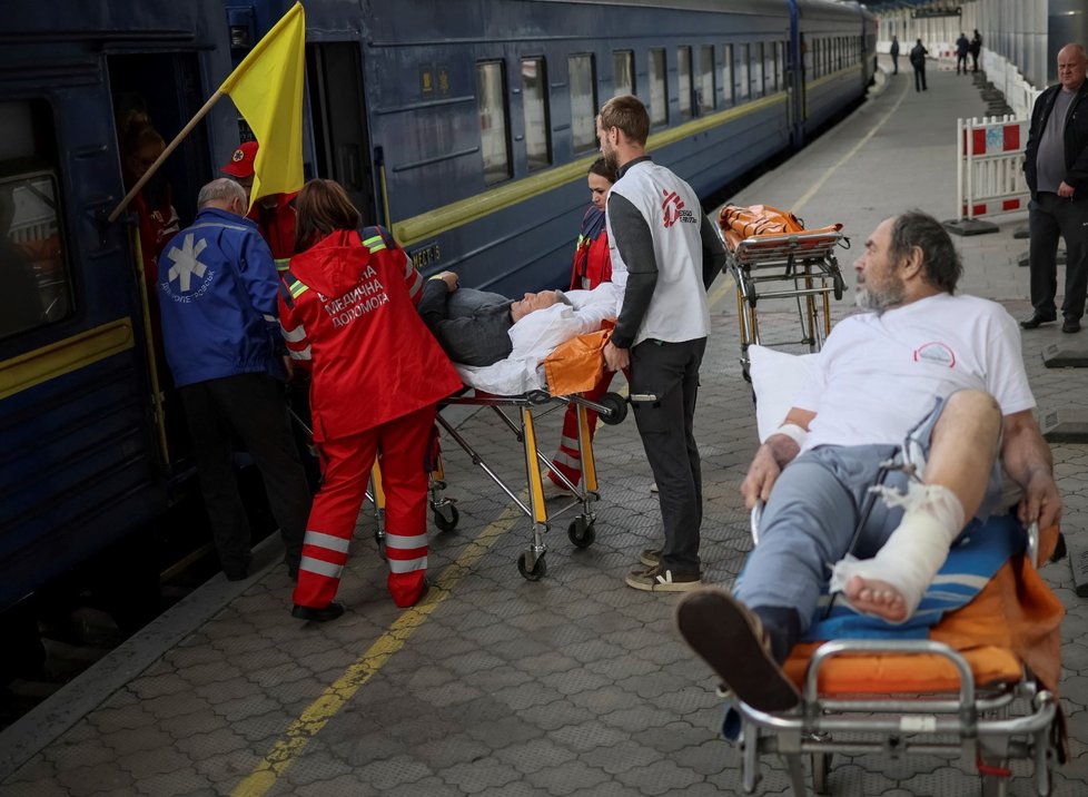 Ukrajinou projíždí nemocniční vlak, pomáhají i zahraniční zdravotníci.