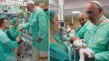 Papež František v porodnici: Choval miminka, rodičky mu líbaly ruce
