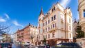 Celkem 175 milionů korun chce zaplatit současný majitel za vilu v centru Karlových Varů, která svým provedením připomíná malý zámek. Nemovitost celkem nabízí plochu 1000 metrů čtverečních. Pětipatrová cihlová stavba stojí na základech z 19. století.