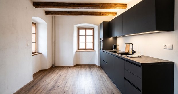 Moderní kuchyň a nová podlaha mohou maskovat děsivou realitu.