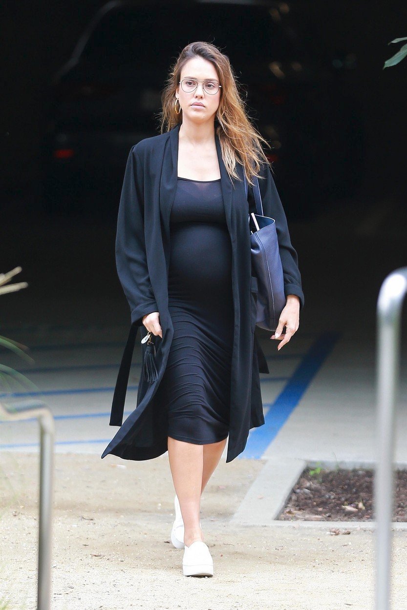Nenalíčená a těhotná Jessica Alba
