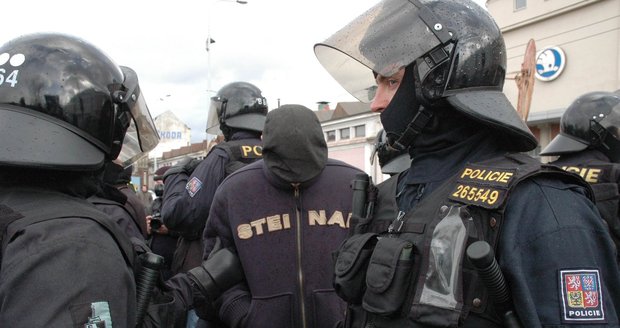 Policie se snaží neonacisty držet od ultralevičáků