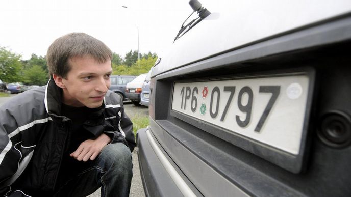 Neobvyklého koníčka má Martin Leška z Plzně. S kamarádem prochází městem, zapisuje a studuje registrační značky aut, dříve státní poznávací značky (SPZ).