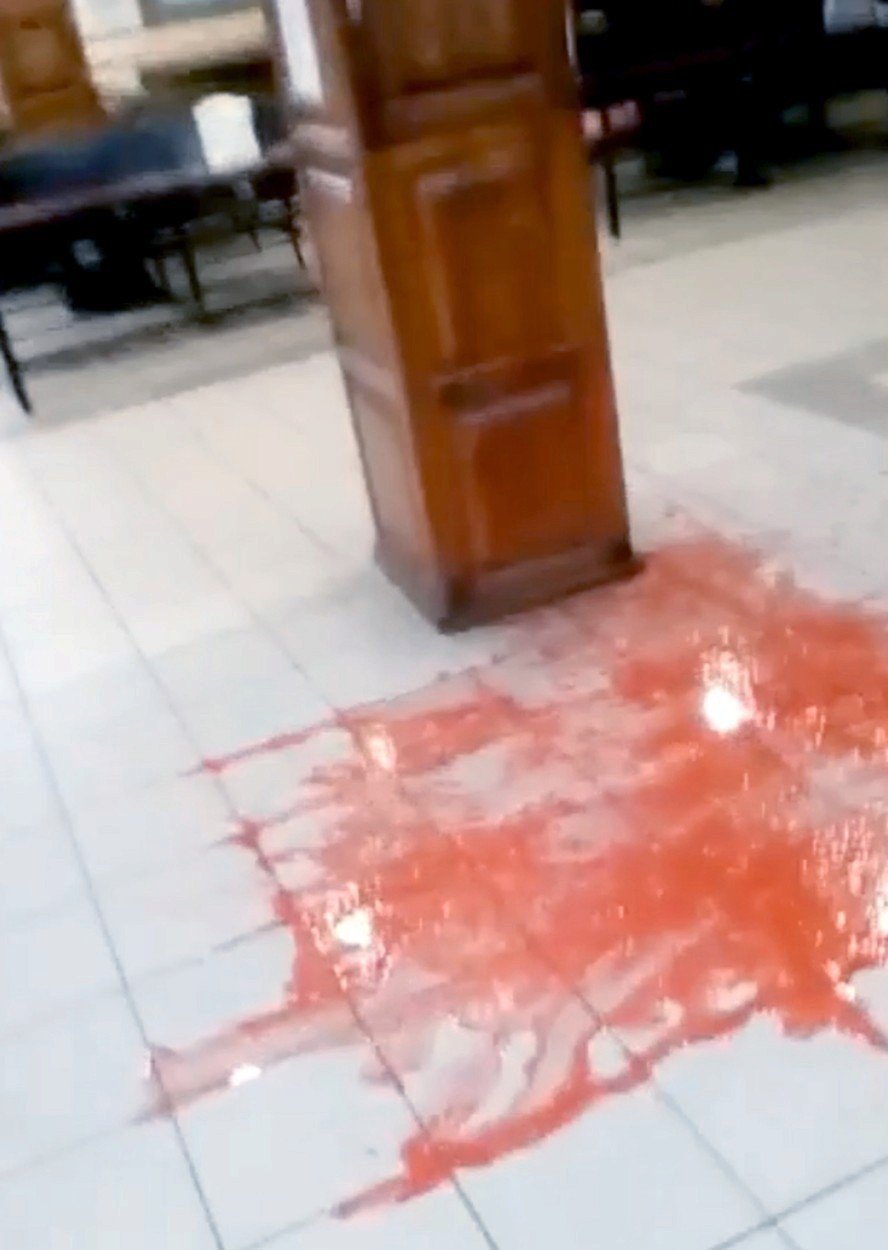 Podlaha byla potřísněna falešnou krví.