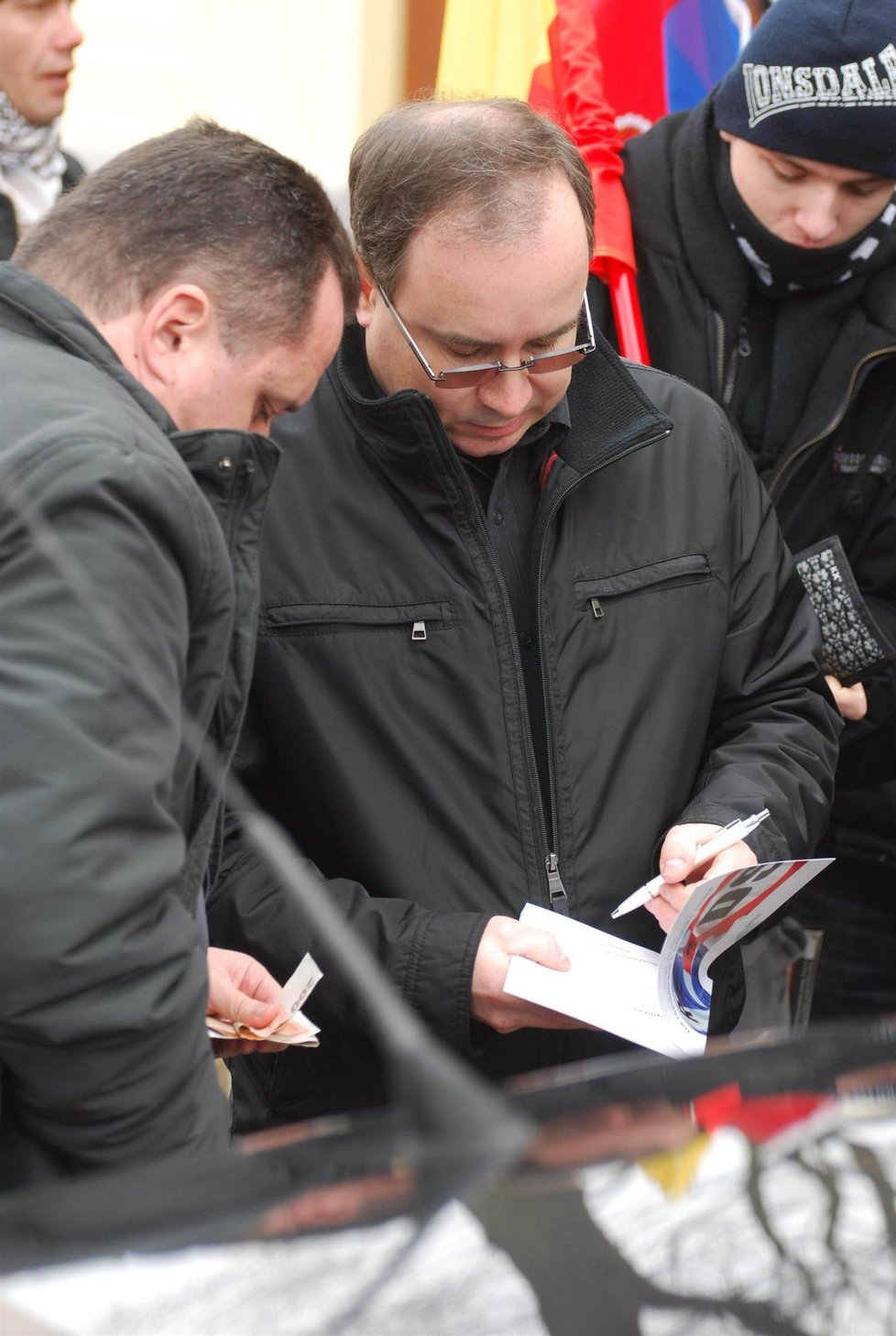 Protest dělnické mládeže se zvrhl v reklamu na Vandasovu knihu, kterou na místě zájemcům ochotně podepisoval