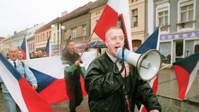 Bomber na sobě a megafon v ruce: Skoupý byl hlas neonacistů