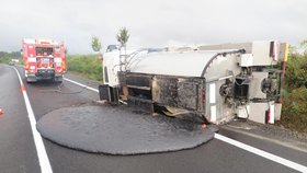 Řidiči náklaďáku zaskočila káva, auťák skončil ve škarpě. Náklad litého asfaltu se poté dostal na silnici.