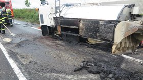 Řidiči náklaďáku zaskočila káva, auťák skončil ve škarpě. Náklad litého asfaltu se poté dostal na silnici.