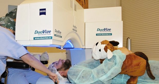 Zhruba dvě třetiny naší populace potřebují korekci zraku. Femtosekundový laser VisuMax odstraní střední a vyšší krátkozrakost bezbolestně, přesně a bezpečně.