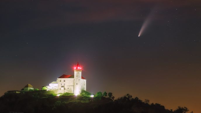 Kometa Neowise zachycená fotografem Petrem Horálkem nad hradem Kunětická hora.