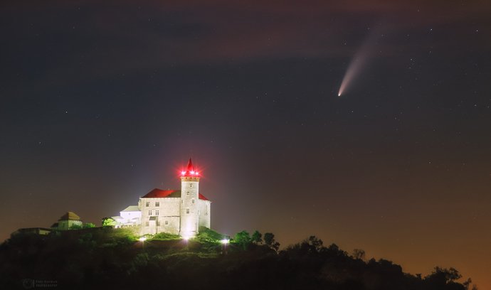 OBRAZEM: Kometa Neowise pomalu slábne, brzy se ztratí v měsíčním světle
