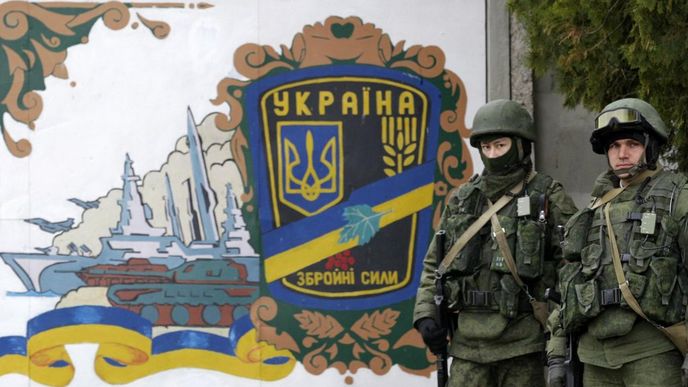 Neoznačení ozbrojenci před ukrajinskou vojenskou základnou na Krymu