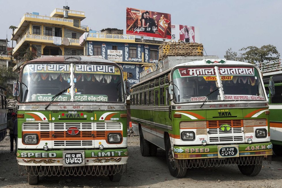 Nepálské autobusy jsou často ve špatném stavu.