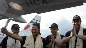 V Praze přistáli čeští záchranáři, kteří pomáhali v Nepálu.
