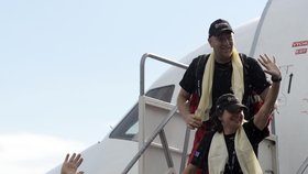 V Praze přistáli čeští záchranáři, kteří pomáhali v Nepálu.