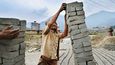 Nepálské cihelny chrlí miliony cihel na obnovu země