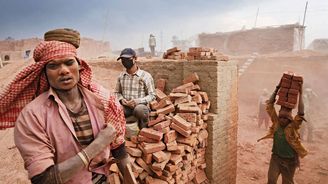 Rudý prach dusí Kirtipur: Nepálské cihelny chrlí miliony cihel na obnovu země