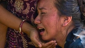 Dívka pláče, zatímco čeká na zprávy o pohřešovaných příbuzných po bleskových povodních v Biduru v nepálském okrese Nuwakot. (27. 8. 2026)