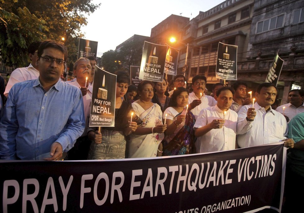 Lidé v Kalkatě v Indii vyšli do ulic, zapálili svíčky a pomodlili se za zemřelé při zemětřesení v Nepálu.