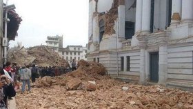 V Nepálu v sobotu kolem poledne místního času udeřilo zemětřesení o síle 7,9 stupně, v Káthmándú se zřítilo několik budov.