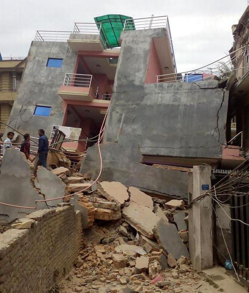 Nepál zasáhlo zemětřesení o síle víc než 7,8 stupně, jehož ohnisko bylo asi dva kilometry pod zemí. V Káthmándú se dokonce zřítilo několik budov