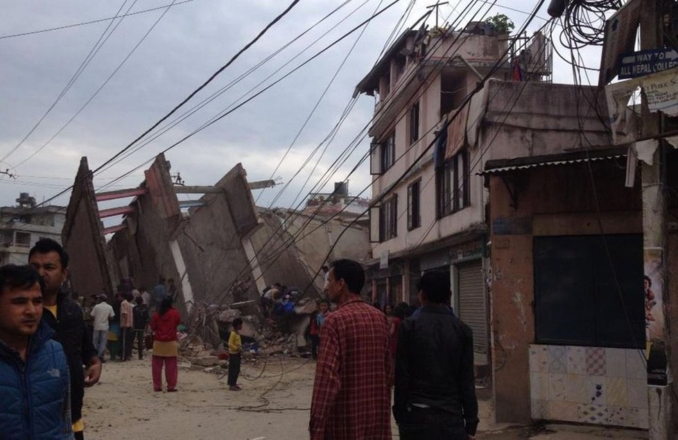 Nepál zasáhlo zemětřesení o síle víc než 7,8 stupně, jehož ohnisko bylo asi dva kilometry pod zemí. V Káthmándú se dokonce zřítilo několik budov.