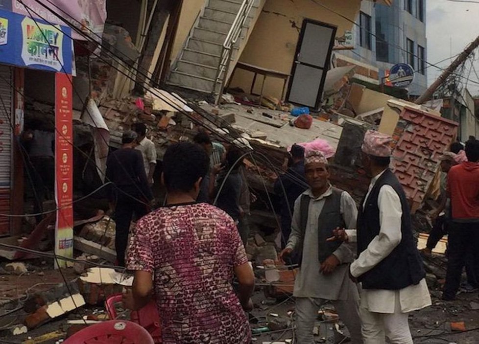 V Nepálu v sobotu kolem poledne místního času udeřilo zemětřesení o síle 7,8 stupně, v Káthmándú se zřítilo několik budov