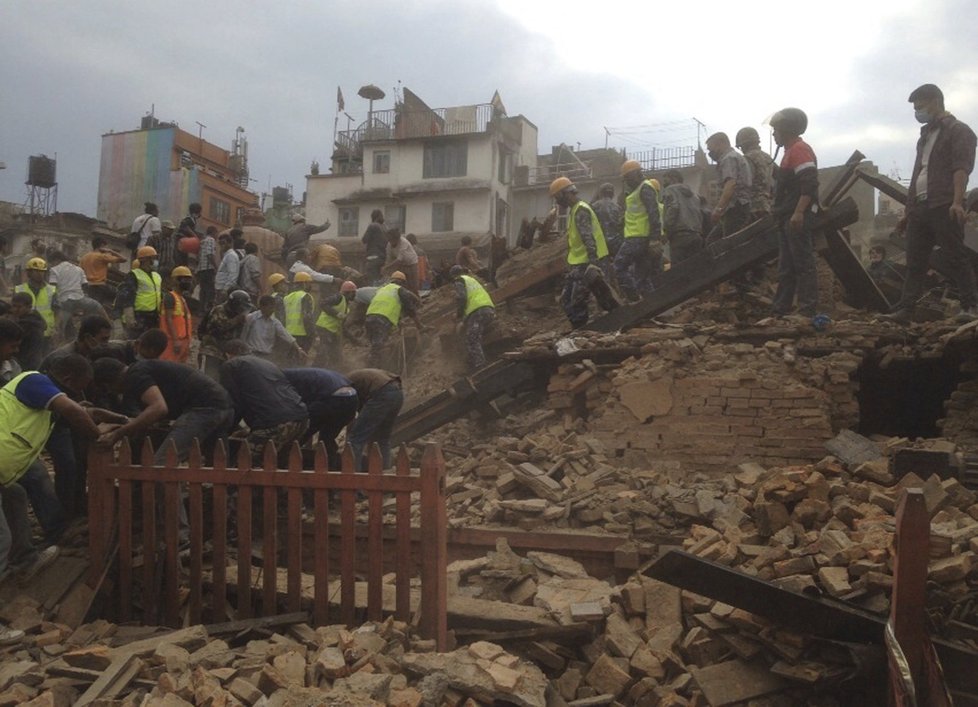 Káthmándú v Nepálu zasáhlo silné zemětřesení, nejhorší za posledních 80 let