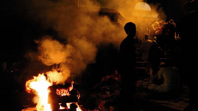 Tělo patří ohni, duše zase vodě aneb Spalování zesnulých v Káthmándú
