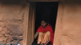 Dívky a ženy jsou v Nepálu během menstruace nuceny trávit čas mimo domov v provizorních chatrčích bez základního vybavení. Přestože je tato praktika zakázaná, stále se děje.