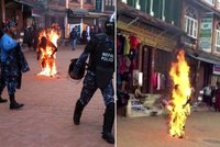 Hořící keř po tibetsku: Mladík (21) se zapálil na ulici! Je to již stý případ
