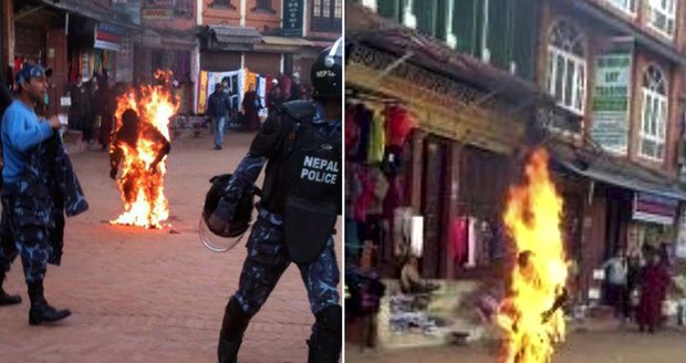 Na ulici hlavního nepálského města skončil v plamenecha další mnich